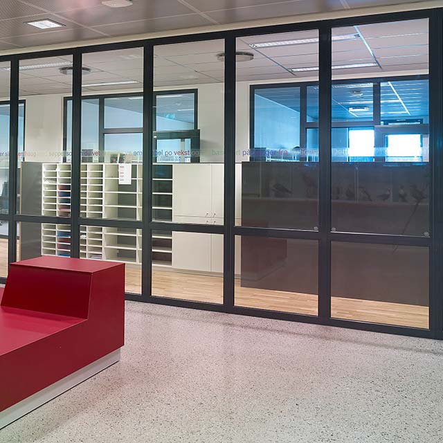 Glasparti på kontor